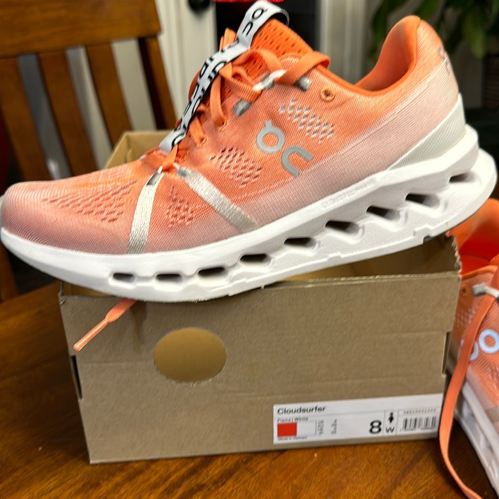 Women’s size 8 ON Cloudsurfer